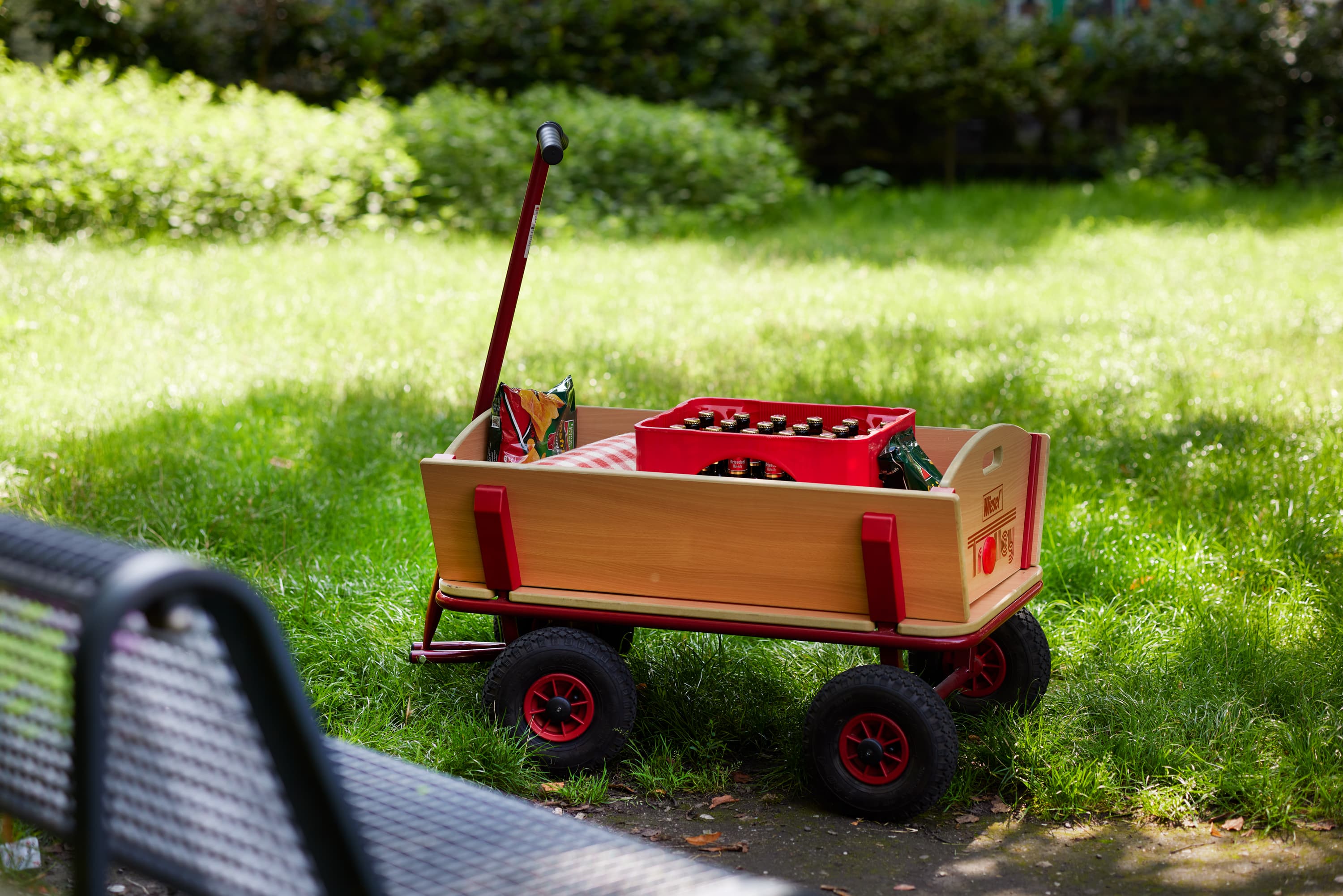 Bollerwagen mit Bier und Snacks
