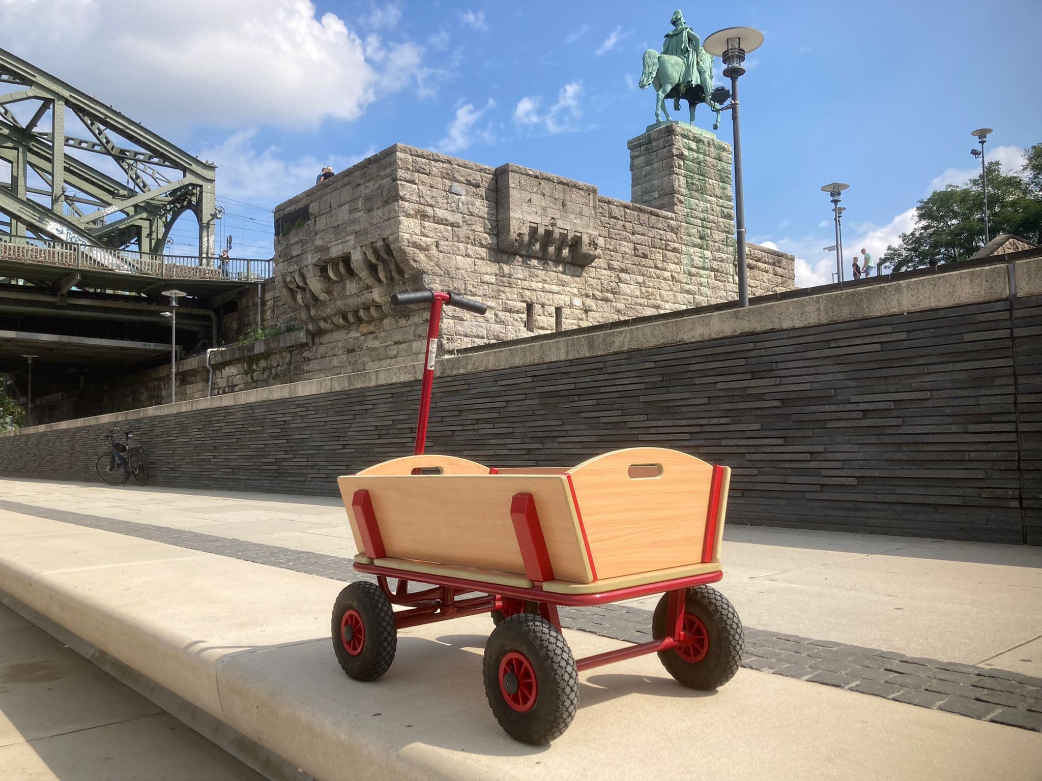 Holzbollerwagen vor Wilhelm II.